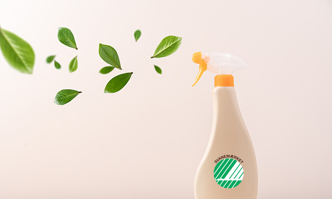 AdobeStock_526702458_redigeret.jpg (Spray bottle with cleaning product on light background with flying green leaves. Creative eco cleaning concept. Environmentally friendly home and office cleaning)