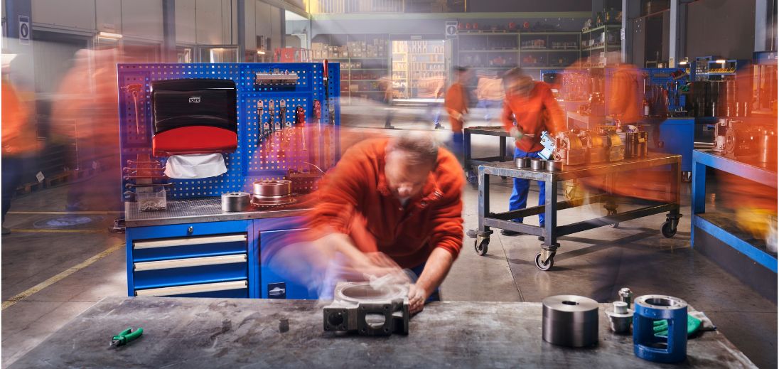 Reducér spildtid og produktspild i produktionen med Tork Industriaftørring