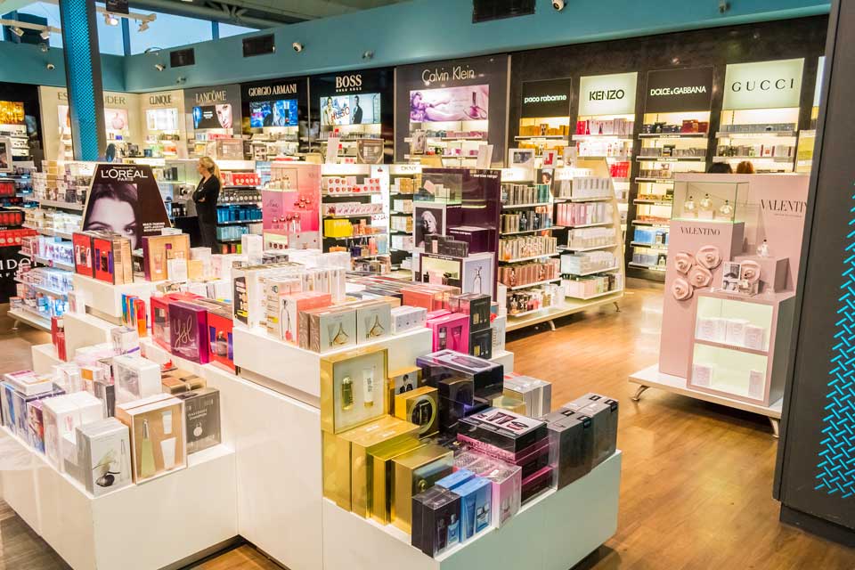 Parfumebutikker ser man mange produktemballager