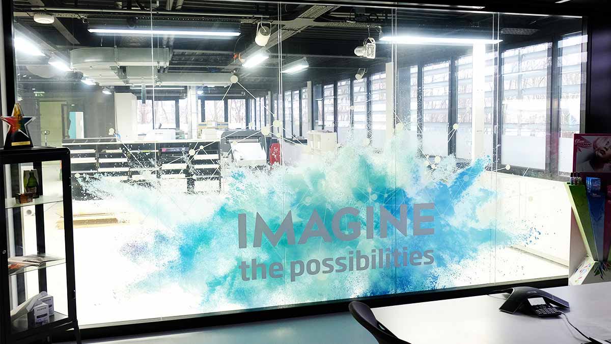 Inspirerende dekoration i mødelokale